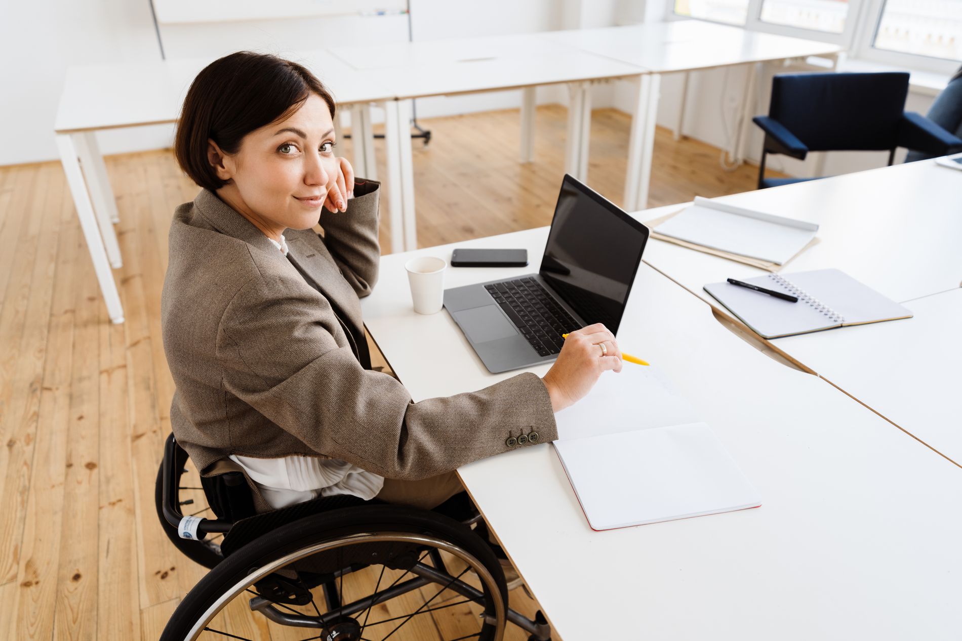 Mujer con discapacidad en el trabajo